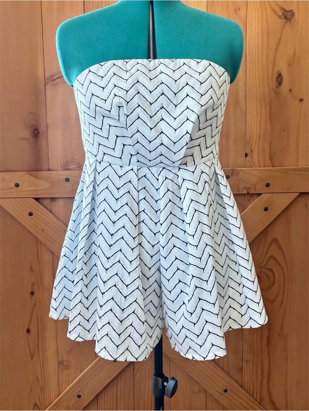 L'ATISTE by Amy NWT Strapless Chevron Romper White Black Size Large